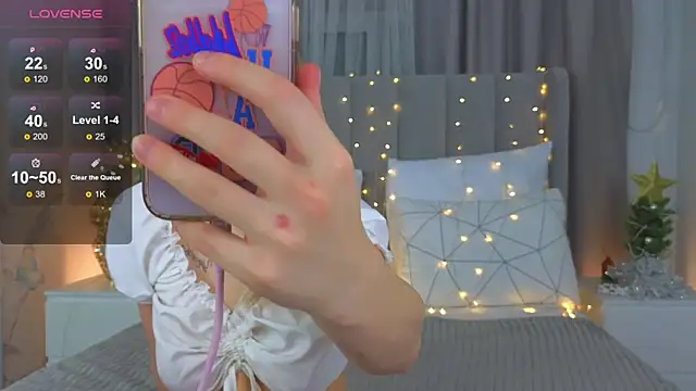 LyraTate online show from December 17, 1:22 am