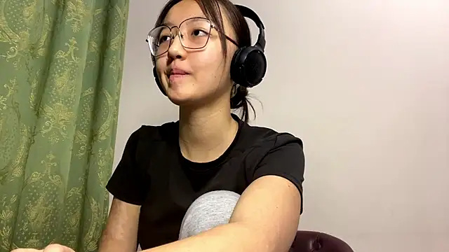 LinaClous online show from December 14, 1:28 pm