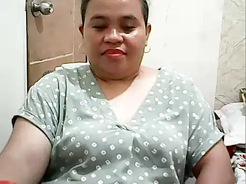 cutechubby online show from April 9, 8:20 am