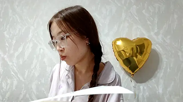 MollyTiger online show from December 17, 2:32 pm