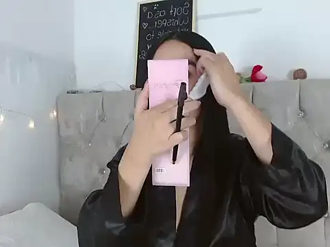 SiennaLorens online show from December 5, 5:25 pm