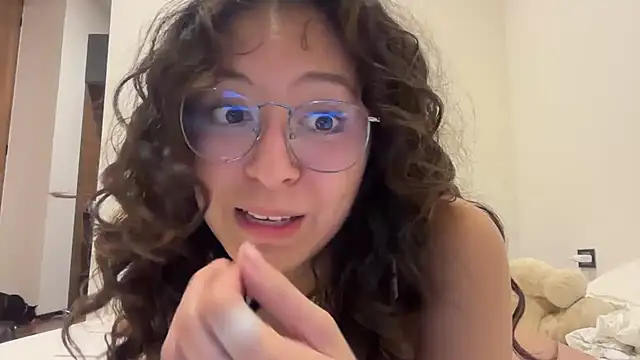 Alicatcua  online show from May 18, 3:05 am