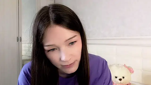 YvonneShames online show from December 21, 12:42 pm