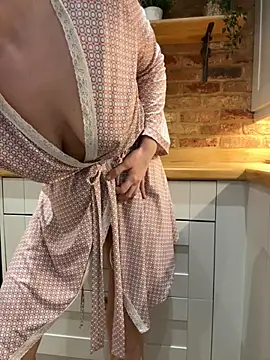 SiennaV online show from April 10, 8:20 am