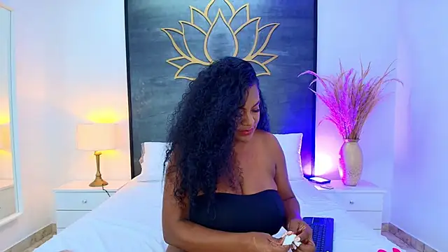 AnnieLeigt online show from May 7, 9:07 pm