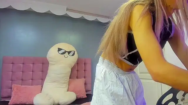 Lis Pearson online show from March 28, 1:49 am