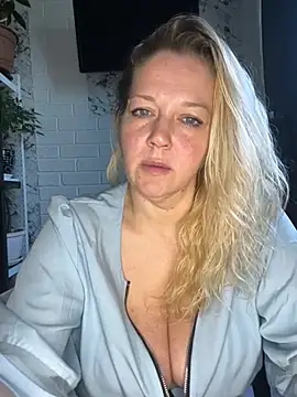 JenniferCarmen online show from May 26, 10:03 am