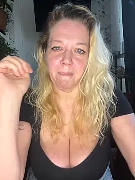 JenniferCarmen online show from May 24, 1:48 am