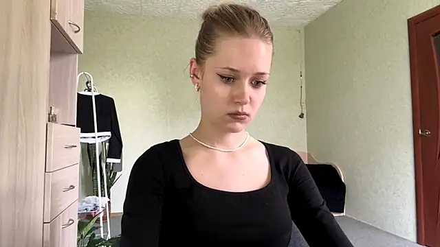 ZaidaSchwarten online show from May 18, 1:06 pm