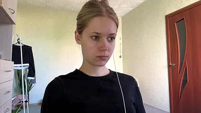 ZaidaSchwarten online show from May 17, 5:17 am