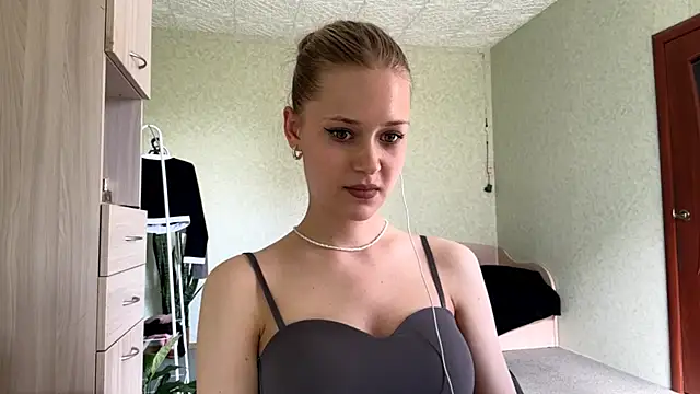 ZaidaSchwarten online show from May 19, 1:18 pm