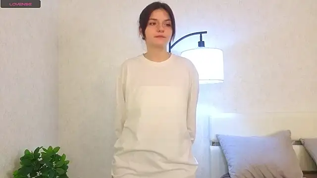 NyraVesperis online show from April 8, 6:26 am