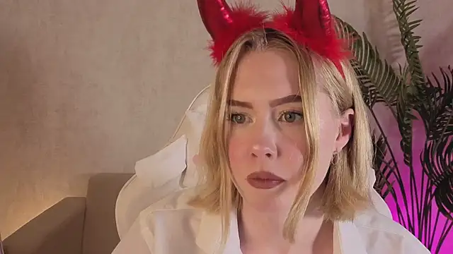 NoraCollins online show from December 18, 8:19 am