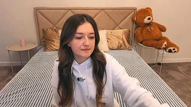 CyrenaLuxe online show from April 1, 6:58 am