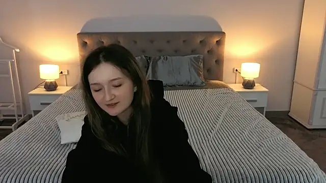 CyrenaLuxe online show from April 7, 2:19 pm