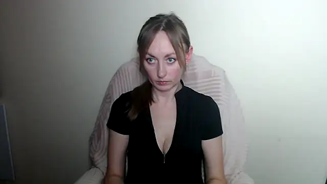 LiaSeass  online show from May 4, 1:15 pm