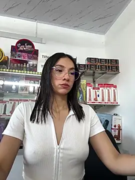 lunaluxury22 online show from May 20, 1:52 pm