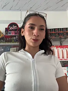 lunaluxury22 online show from January 15, 9:10 pm