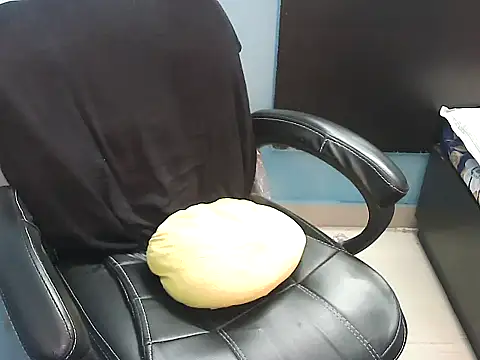 simmi lov online show from December 17, 11:58 am