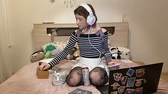 AliceInYourWonders online show from December 21, 11:47 am