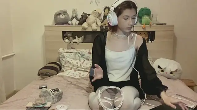 AliceInYourWonders online show from December 19, 11:13 am