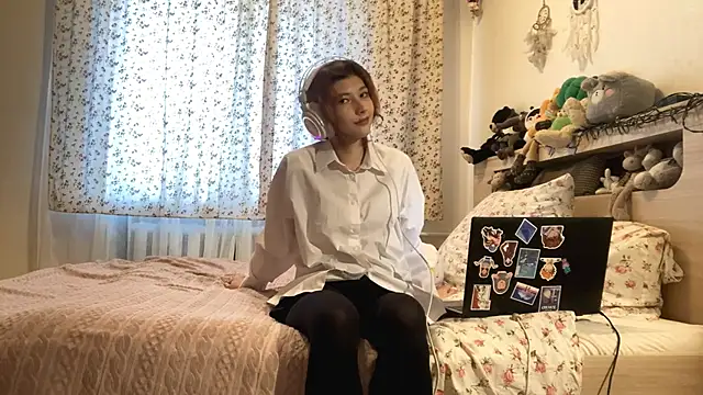 AliceInYourWonders online show from January 10, 5:56 am