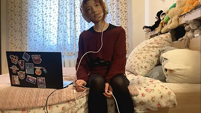 AliceInYourWonders online show from January 6, 8:40 am