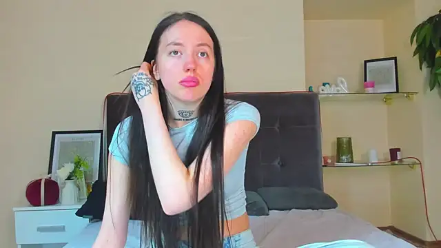 AdrianaCult online show from March 17, 1:15 pm