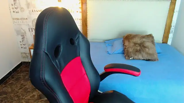 SIENNA FOX4 online show from April 6, 12:50 pm