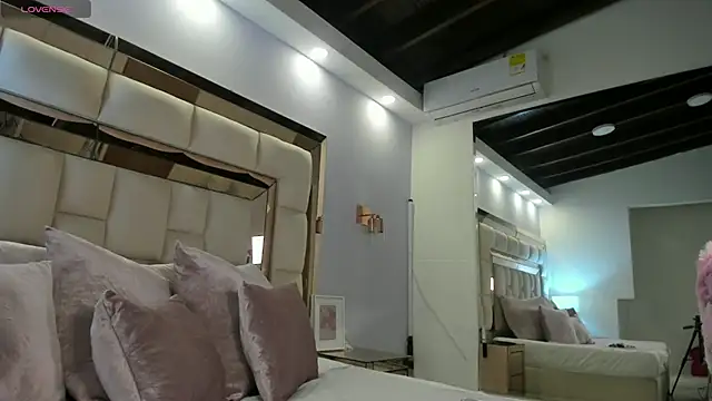 cloemorween online show from January 8, 3:21 am