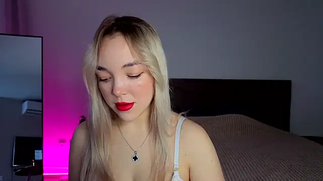 ChrissBerry online show from March 16, 4:04 am