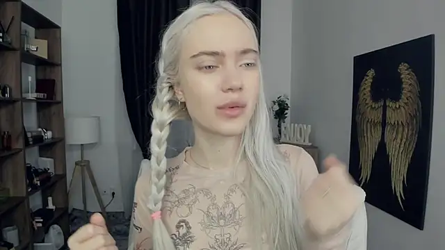 KristalCrowner online show from February 16, 7:25 pm