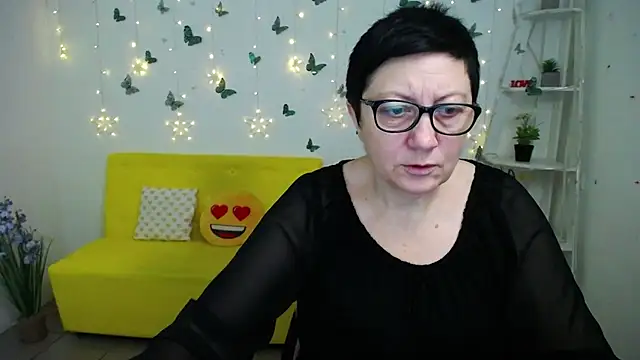 EmilyL0ve online show from February 21, 6:25 am