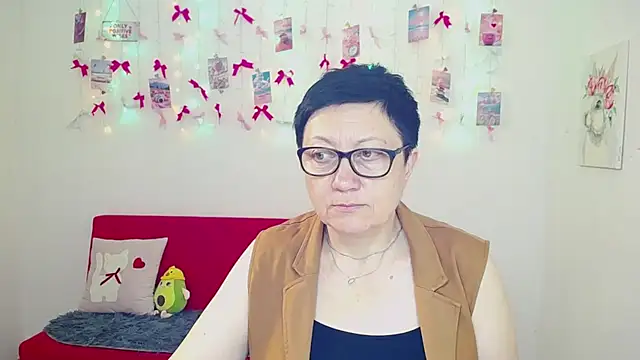 EmilyL0ve online show from May 8, 5:21 am