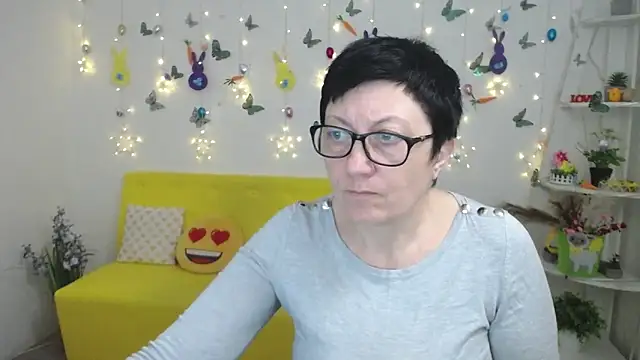 EmilyL0ve online show from April 4, 5:39 am