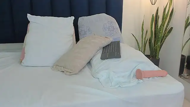 mayaevansmg online show from February 9, 1:02 pm