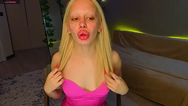 Luna Beverly online show from May 16, 7:57 pm