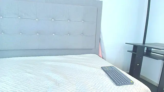 saray reesee online show from April 6, 8:21 pm