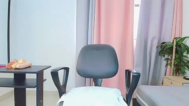 saray reesee online show from March 26, 8:21 pm