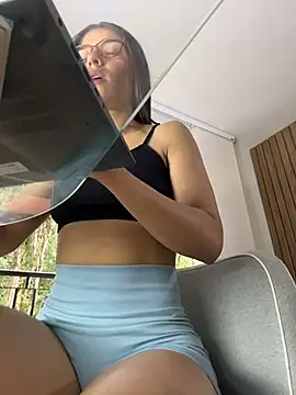 TaylorrHill online show from May 13, 9:20 pm