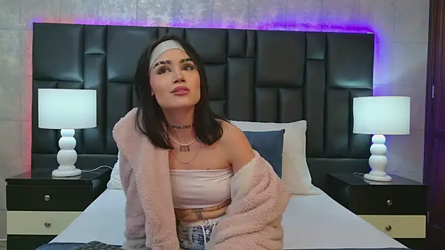 LunaBloomm online show from January 7, 11:41 pm