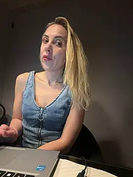 ElenaWhitmore online show from June 17, 10:33 pm