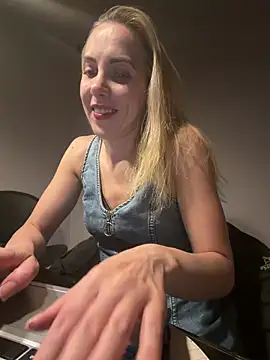 ElenaWhitmore online show from May 30, 11:43 pm