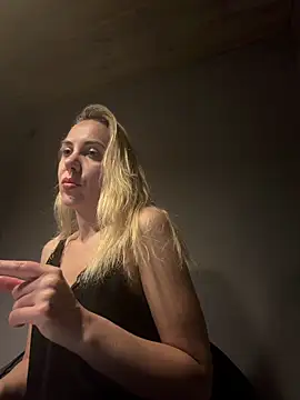 ElenaWhitmore online show from June 9, 10:53 pm