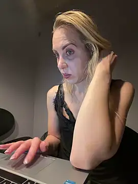 ElenaWhitmore online show from June 10, 11:03 pm