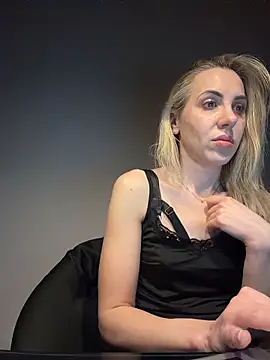 ElenaWhitmore online show from May 12, 9:32 pm