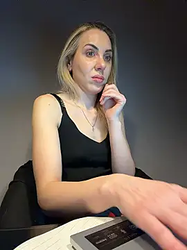 ElenaWhitmore online show from January 17, 9:33 pm