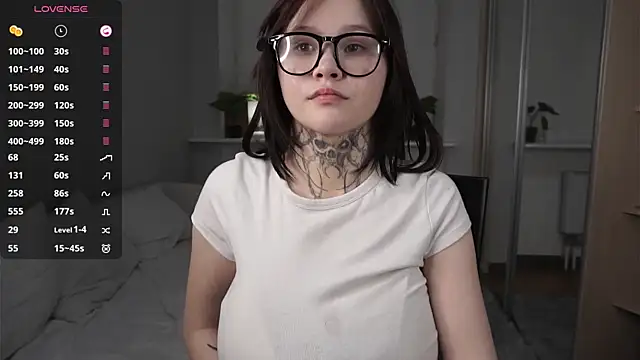 LynLainson online show from January 9, 7:18 pm