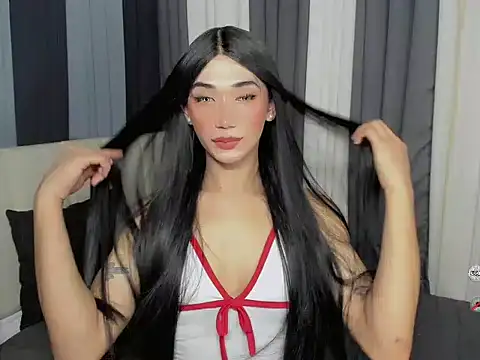 FyangFoxx online show from April 7, 7:05 pm