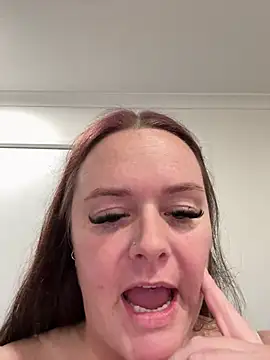carinabro10 online show from May 16, 10:36 am